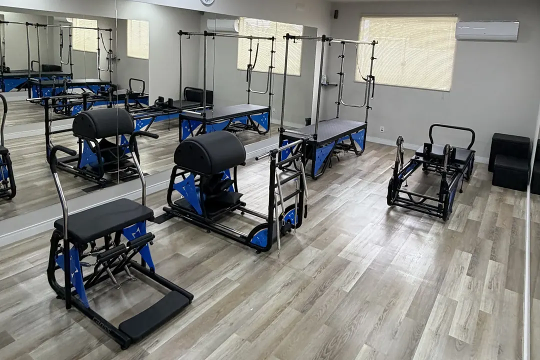 Sala de Pilates da 2A, com aparelhos e piso de madeira