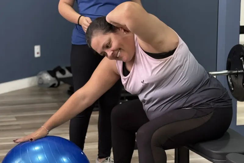 Professora da 2A acompanha uma aluna em um exercício de rotação com bola